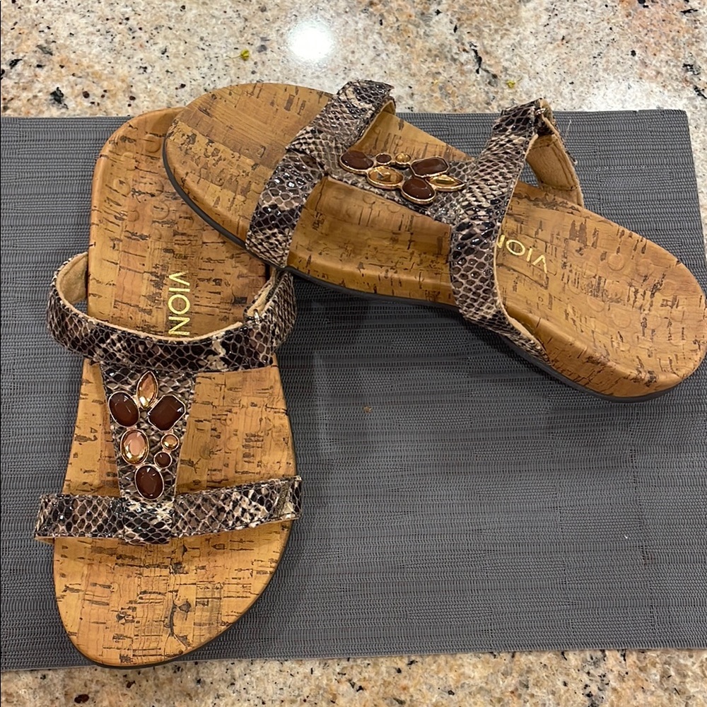 NWT Vionic Sandals Neutral Brown Snakeskin Strap Orthotic Arch Support 7 Wide